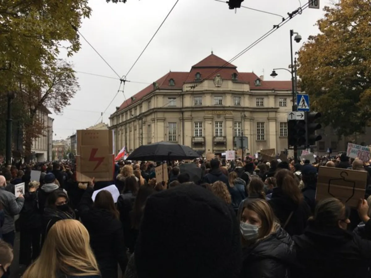 Protest przed kurią przeciwko wyrokowi TK w sprawie aborcji