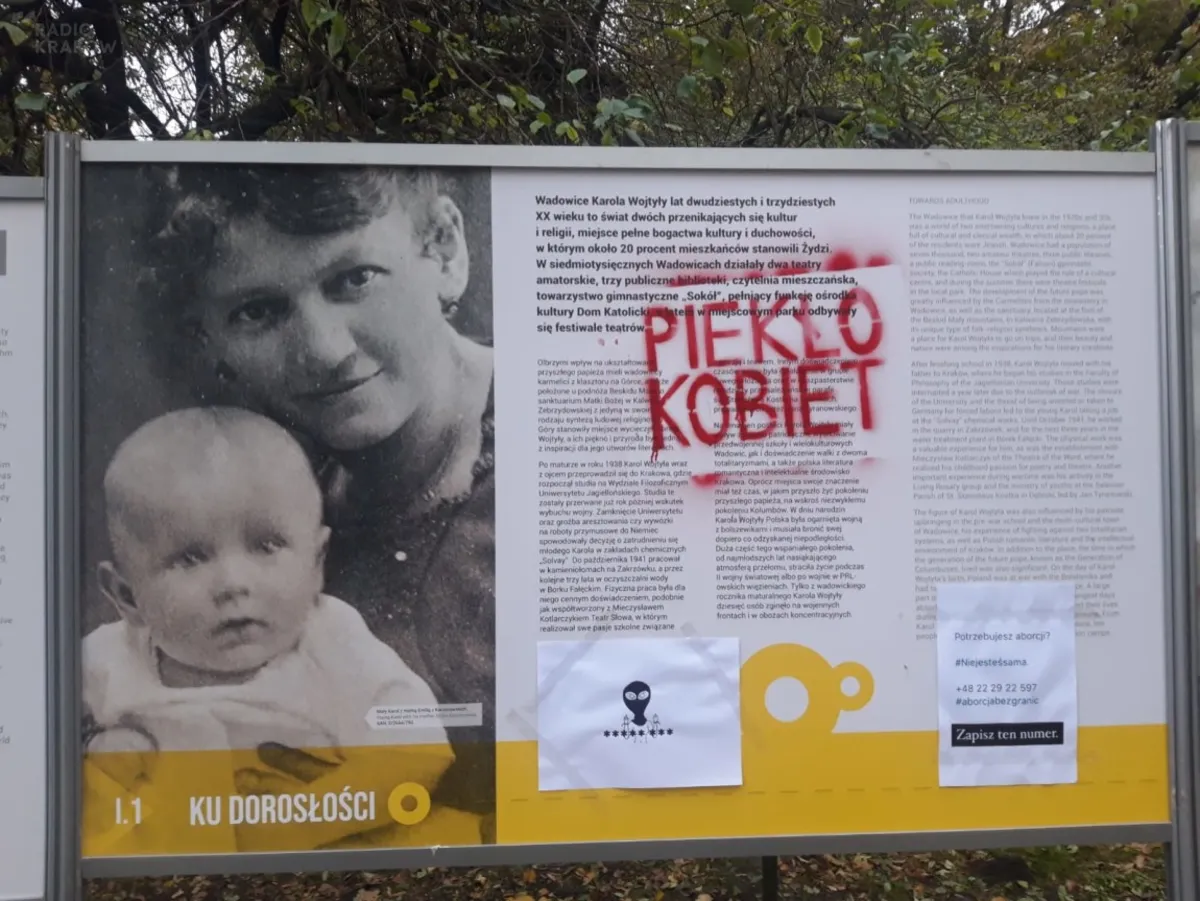 Abp Jędraszewski o zniszczeniu wystawy: Mamy do czynienia z niespotykaną w Polsce agresją