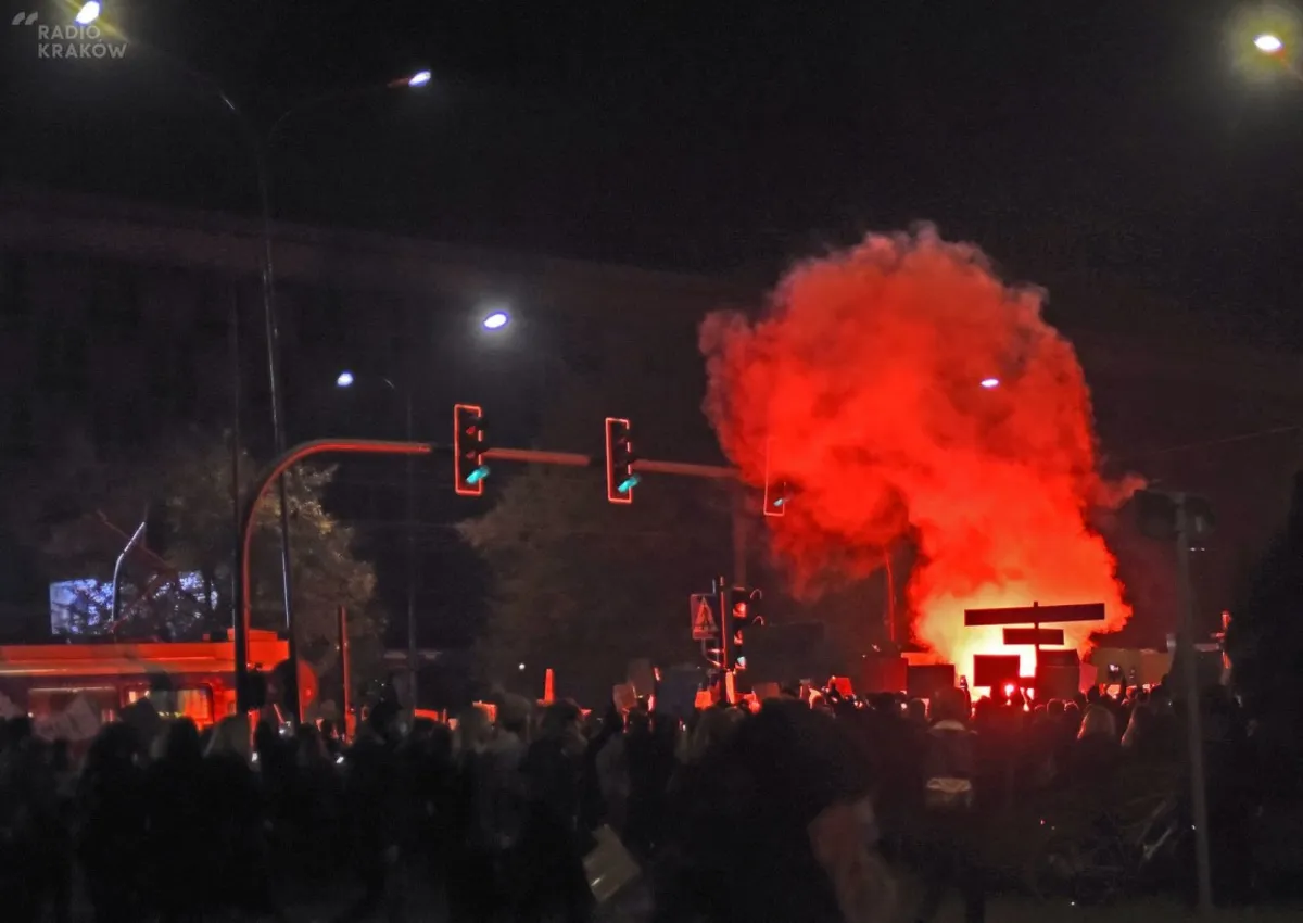 Kraków: zatrzymano mężczyznę, który groził atrapą broni podczas protestu