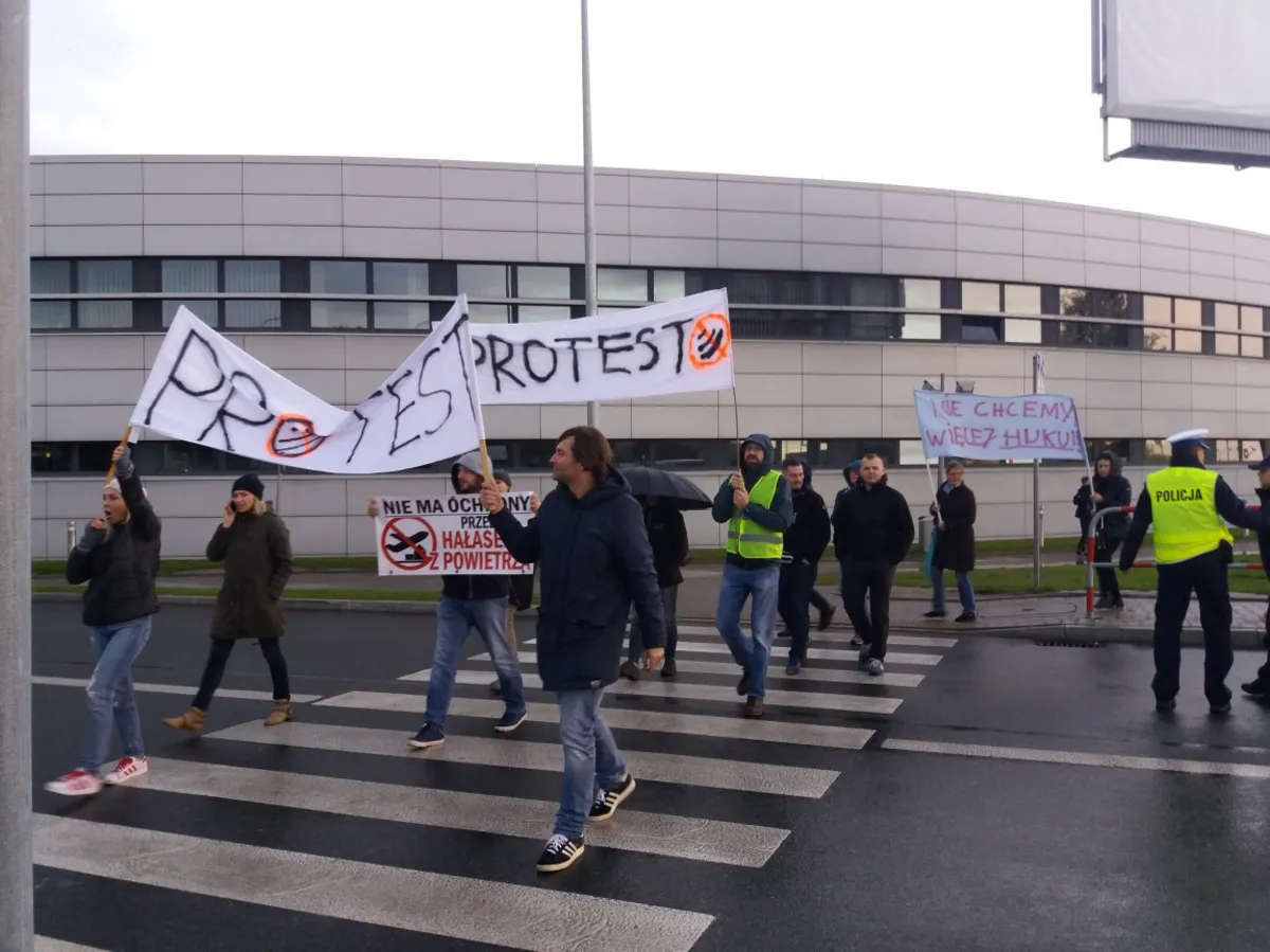 Protest prze lotniskiem w Balicach