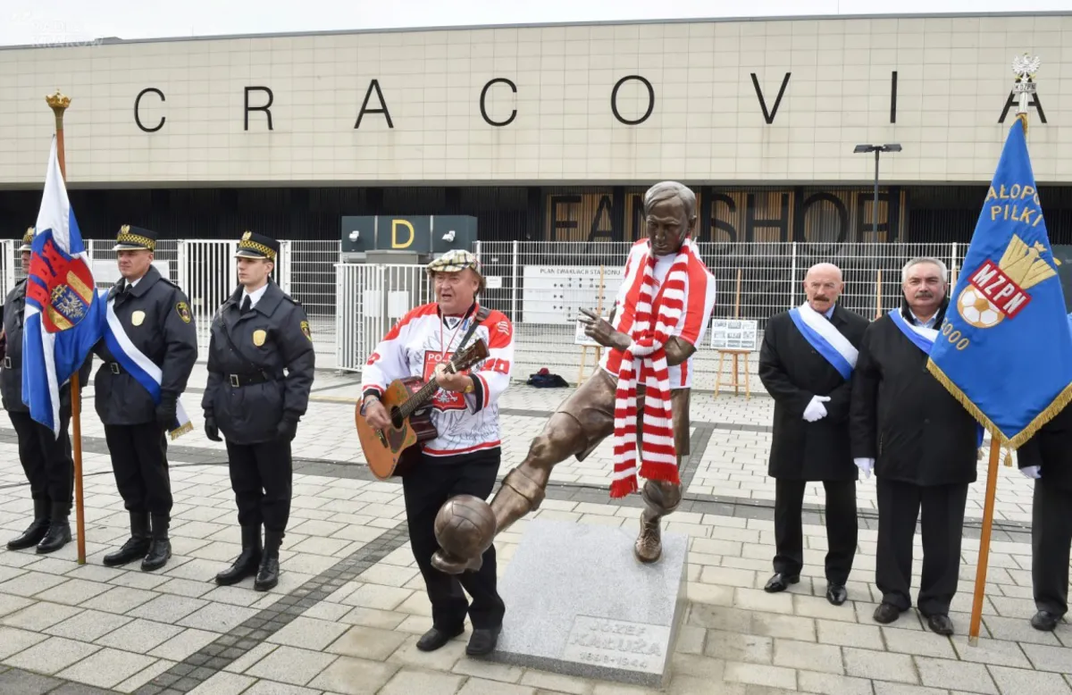  Pomnik Józefa Kałuży - legendarnego piłkarza Cracovii stanął przy ulicy jego imienia, tuż przed stadionem Cracovii w Krakowie