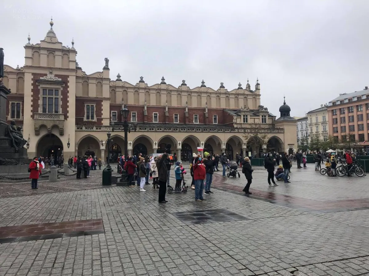 Mazurek Dąbrowskiego rozbrzmiał w samo południe na Rynku Głównym w Krakowie