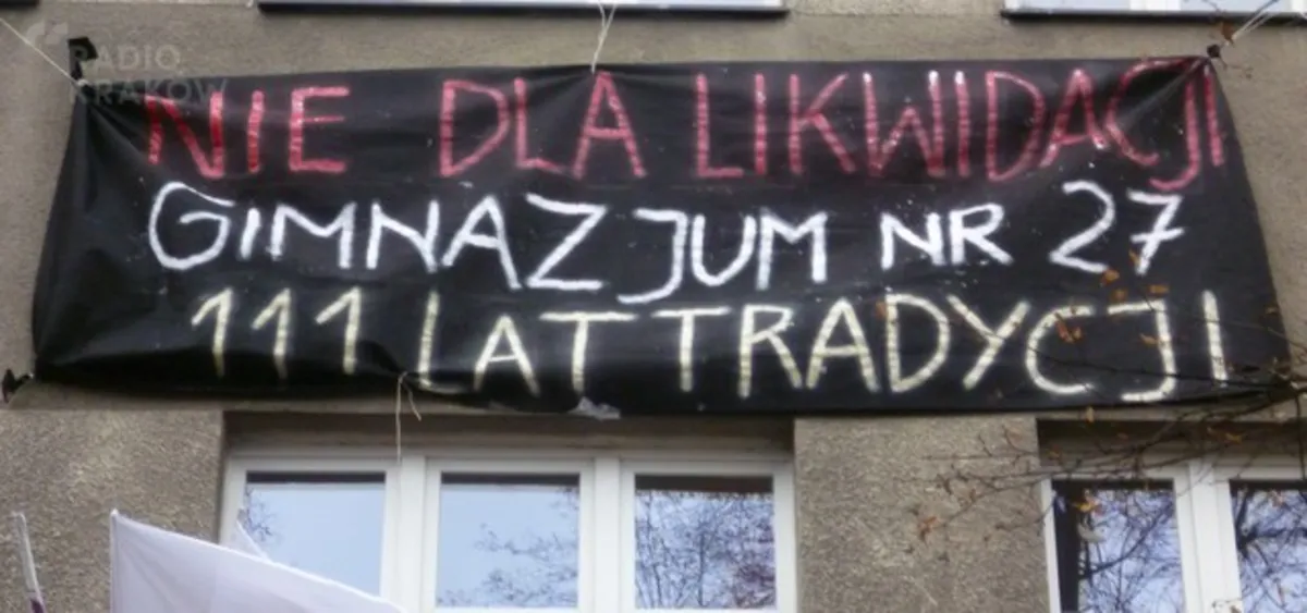 Transparenty na  krakowskich  szkołach. Trwają protesty