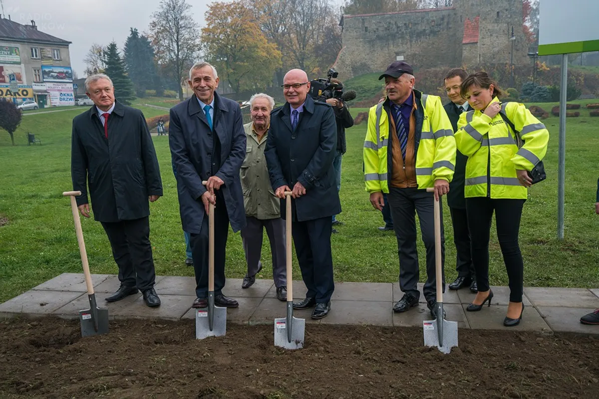 Nowy Sącz. Symboliczne wbicie łopaty pod budowę nowego Mostu Heleńskiego