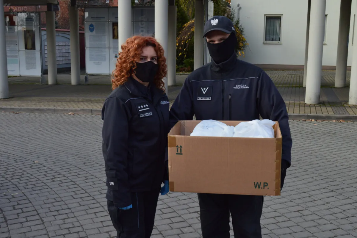 Funkcjonariusze służby więziennej pomagają seniorom