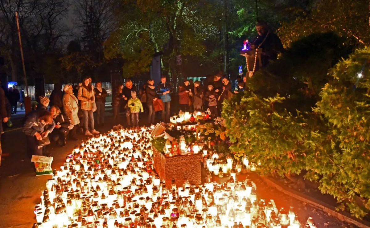 Cmentarz Rakowicki wieczorową porą
