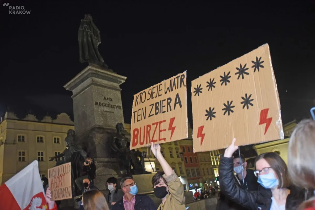 Zarzuty znieważenia oraz naruszenia nietykalności cielesnej policjanta dla uczestniczki jednego z protestów w Krakowie 