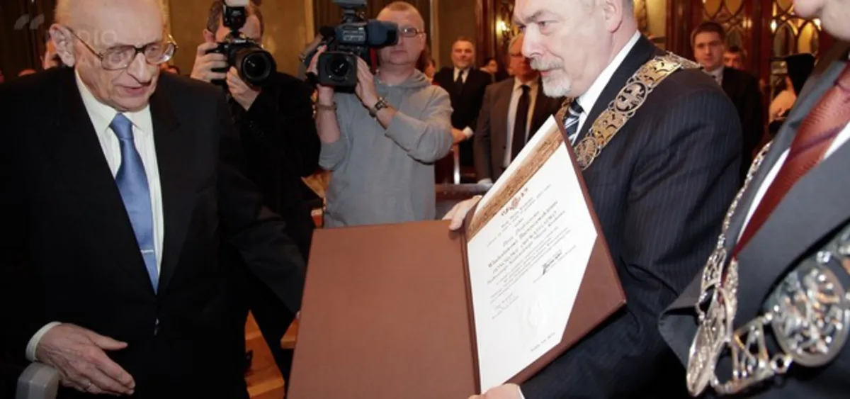 Prof. Bartoszewski honorowym obywatelem Krakowa