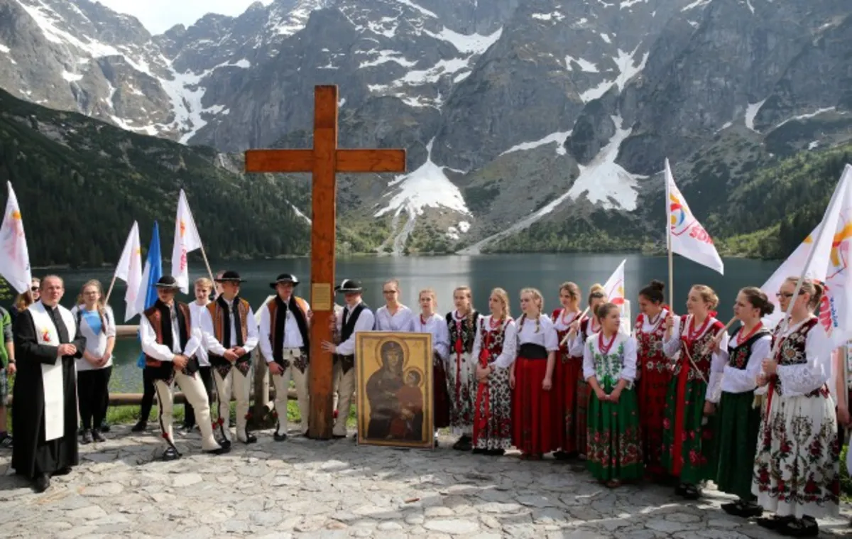 Insygnia ŚDM nad Morskim Okiem w Tatrach 