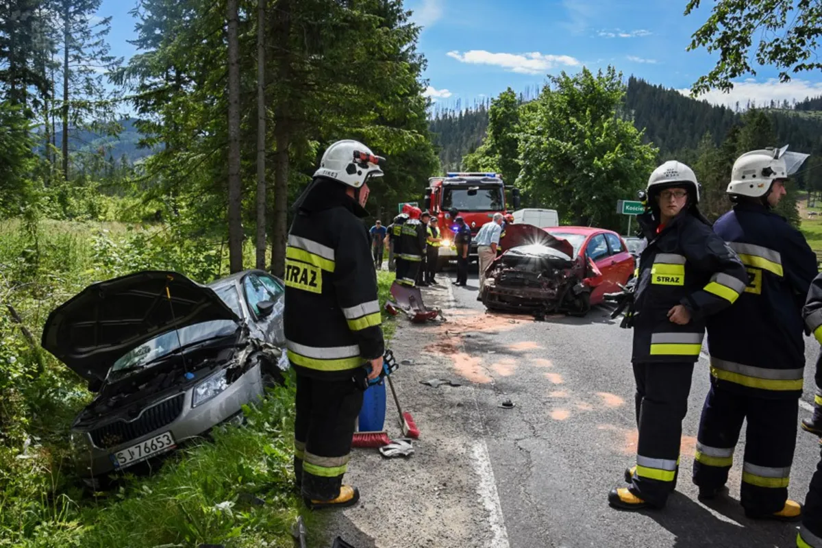 Zderzenie trzech samochodów na trasie między doliną Kościeliską a doliną Chochołowską 