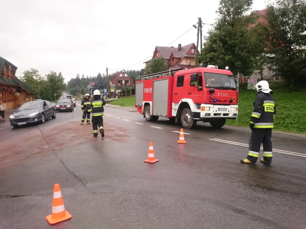 Przez ogromną plamę oleju droga z Zakopanego do Morskiego Oka była przez parę godzin zablokowana