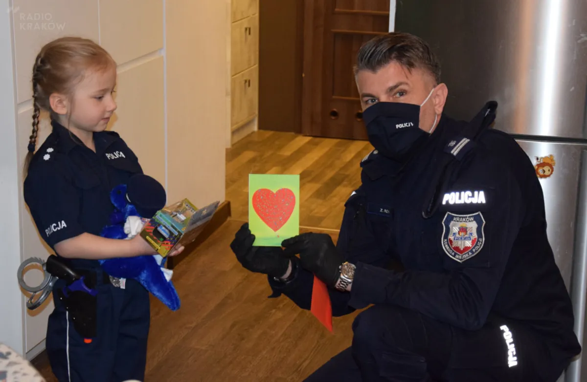 „Serce dla Ingi” – krakowscy policjanci wzięli udział w wyzwaniu, aby pomóc chorej dziewczynce