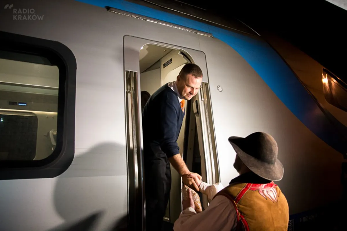 Pendolino powitany w Zakopanem. Nie chlebem i solą a oscypkiem