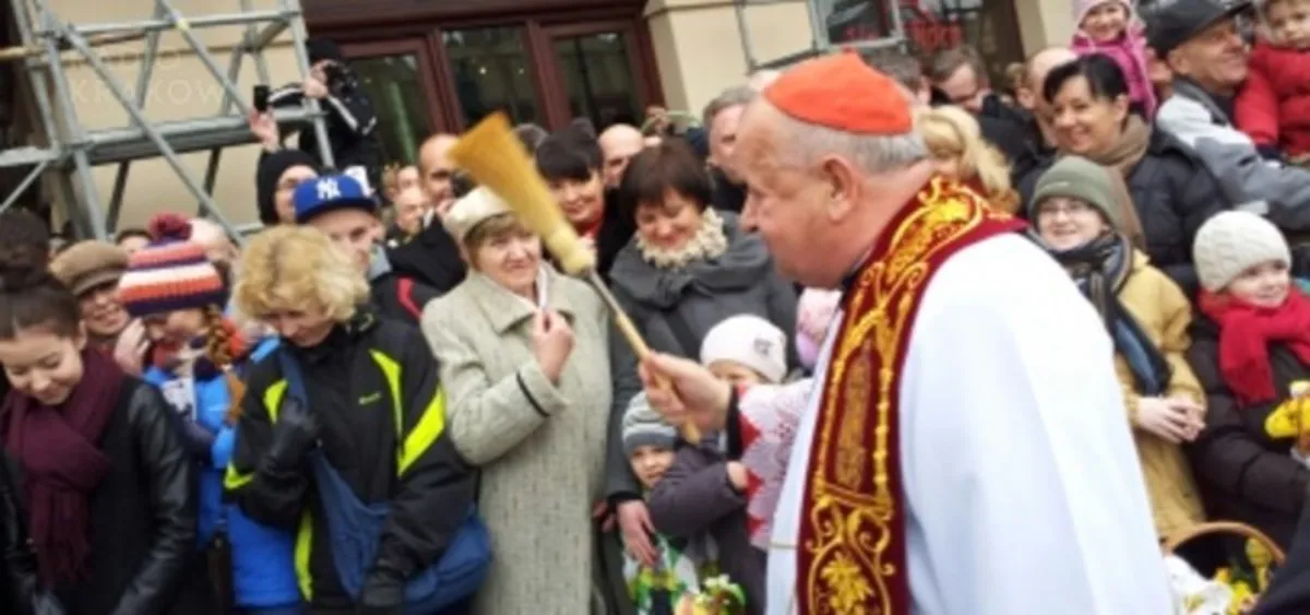 Tłumy na święceniu pokarmów z kardynałem Dziwiszem