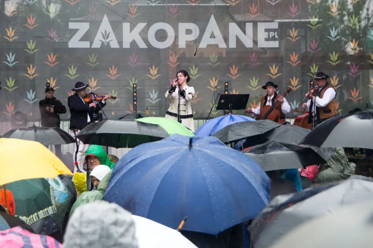 W Zakopanem uroczyście ruszył letni sezon turystyczny. A pogoda jak w jesieni