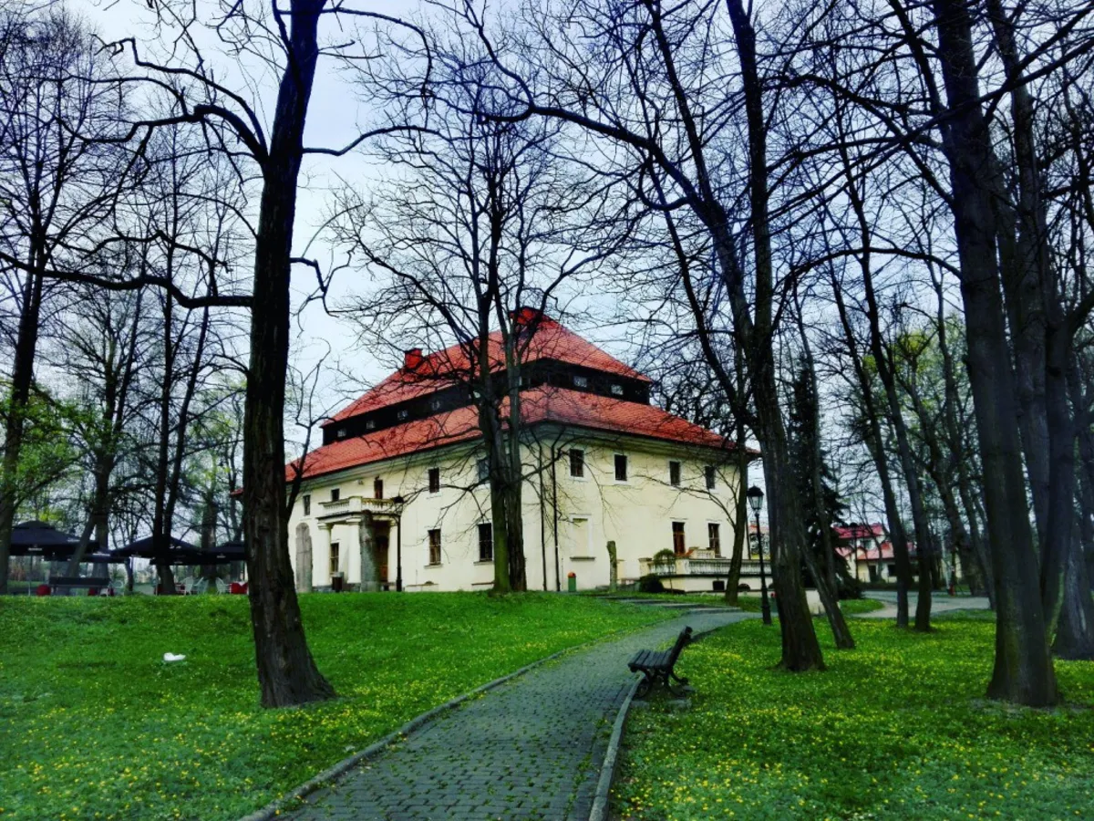 Park przy Dworze Zieleniewskich w Trzebini wiosną