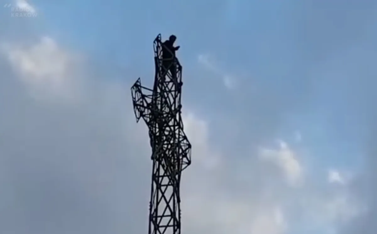 Wypił trzy piwa i wspiął się na krzyż na Giewoncie. Poszukują go strażnicy graniczni i służby parku