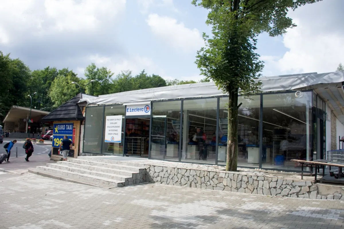 Od niedzieli w starym budynku dworca PKS w Zakopanem działa supermarket