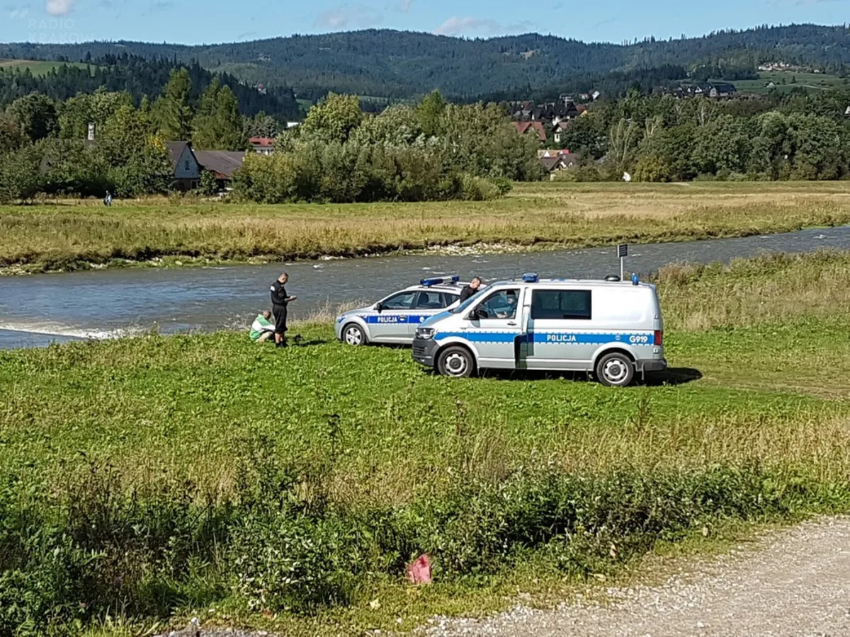 Pijany 30-latek stanął na środku progu rzecznego i... zadzwonił z prośbą o ratunek