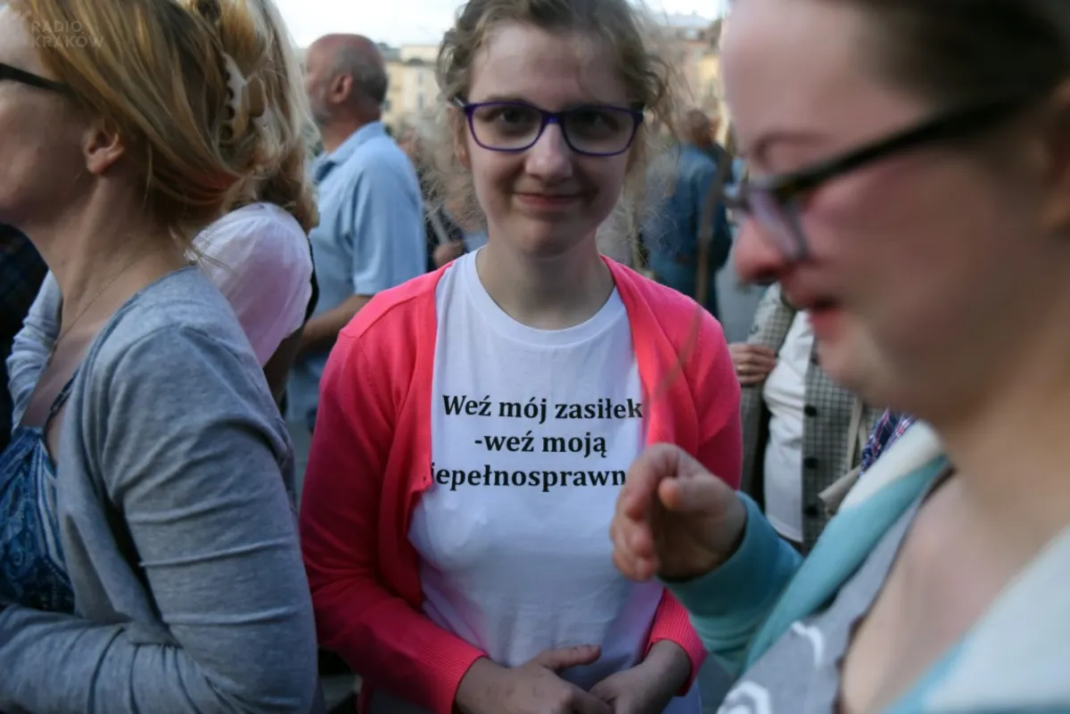 Manifestacja poparcia dla strajkujących w Sejmie