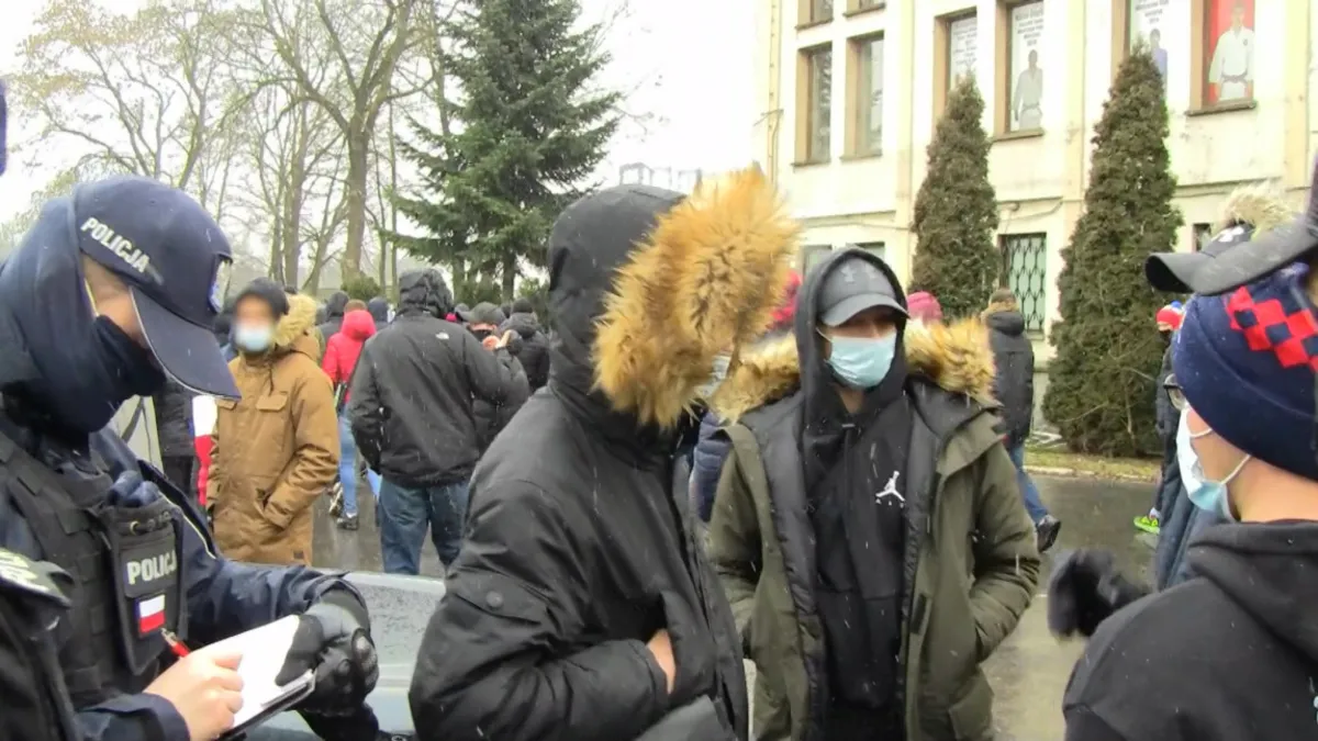 Kibice Wisły zebrali się przed stadionem. Część z nich była... poszukiwana przez policję