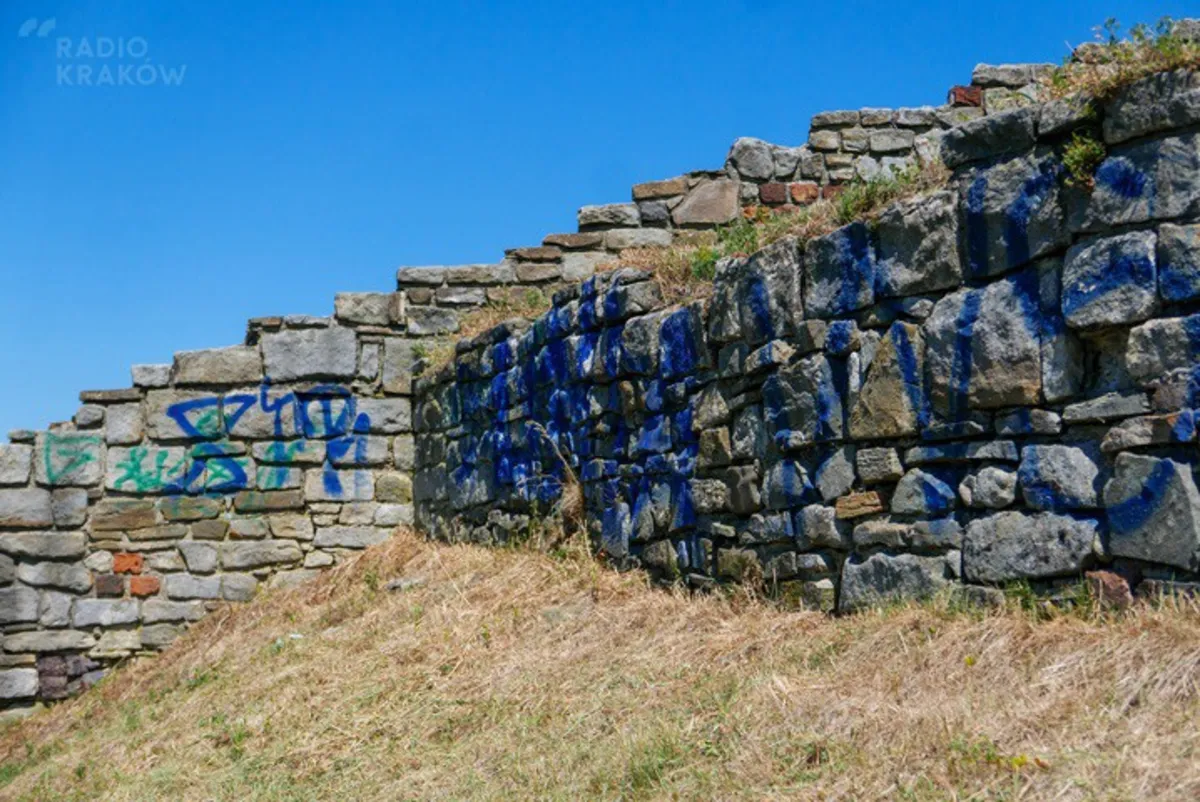 Graffiti i śmieci na górze św. Marcina