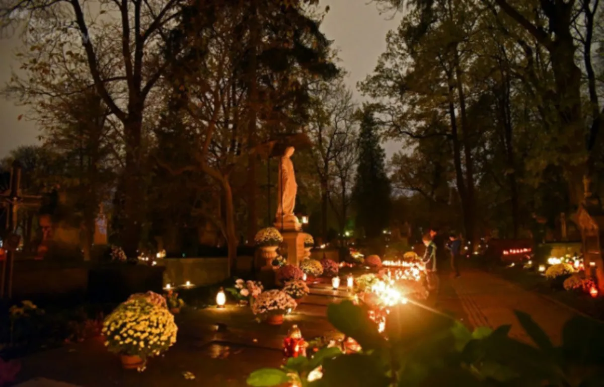 Kraków: meleksy dowiozą seniorów spod bramy cmentarzy na groby bliskich