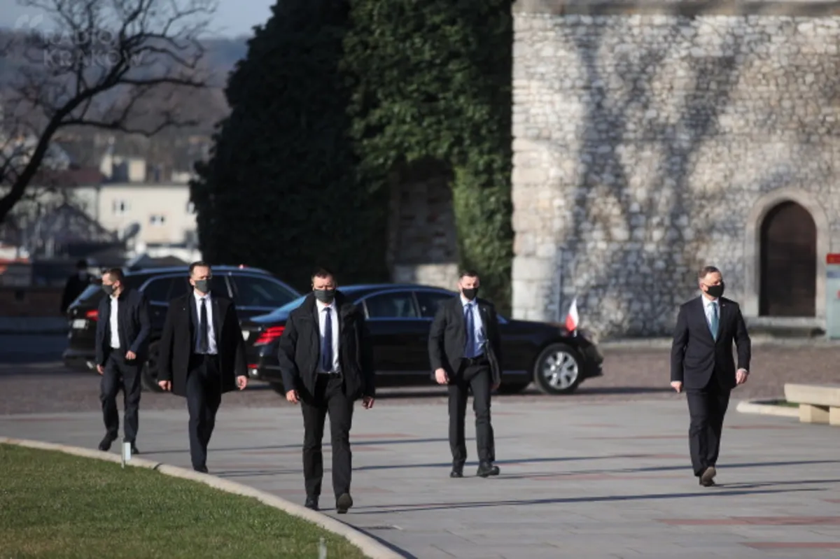  Prezydent RP na Wawelu oddał hołd parze prezydenckiej Lechowi i Marii Kaczyńskim