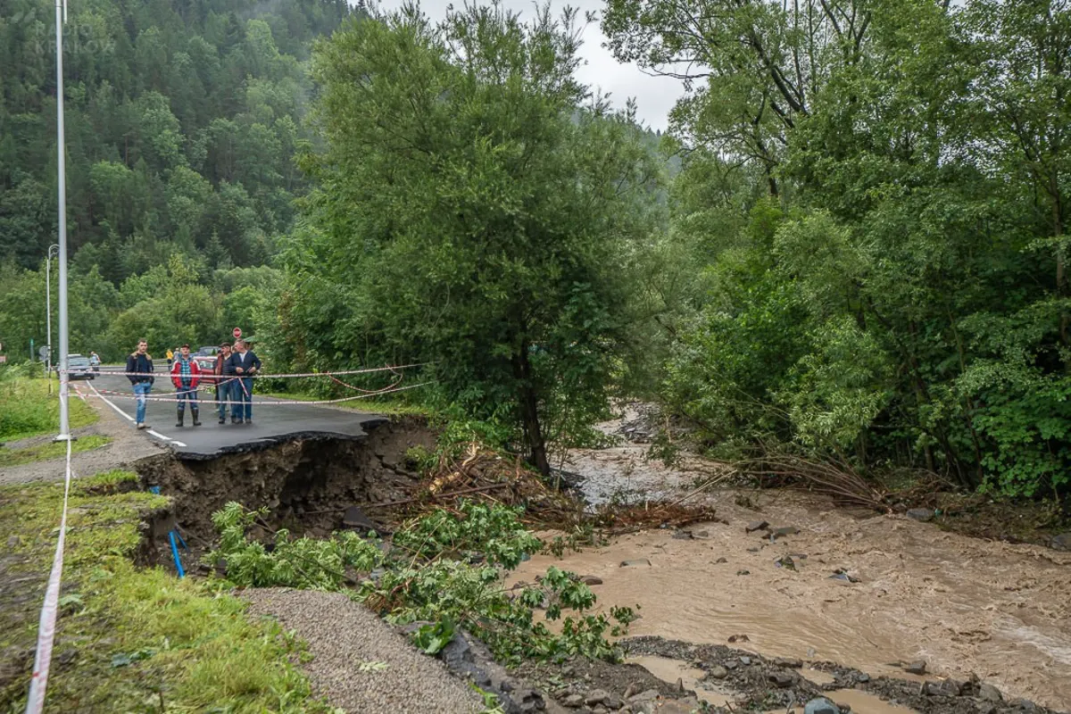 Zabrzeż. Uszkodzone drogi po intensywnych opadach deszczu