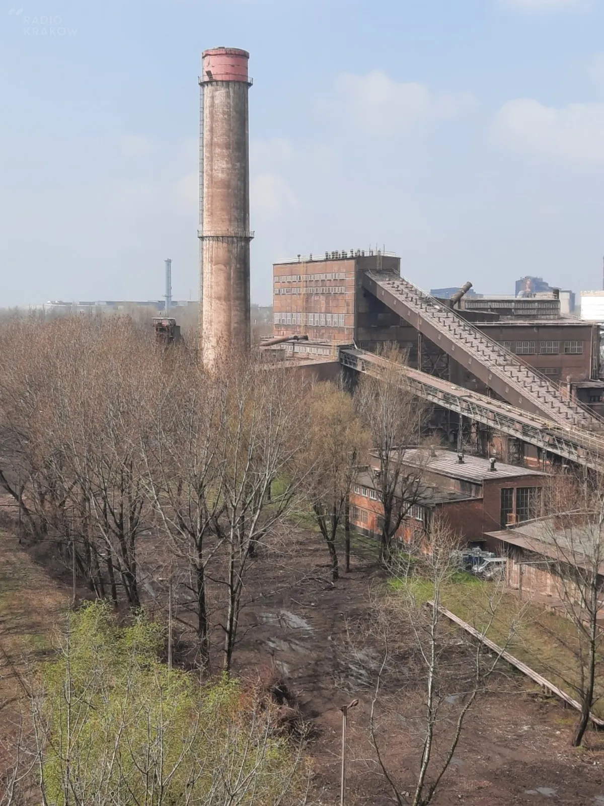 Kraków: olbrzymi komin nieczynnej spiekalni w hucie wyburzony