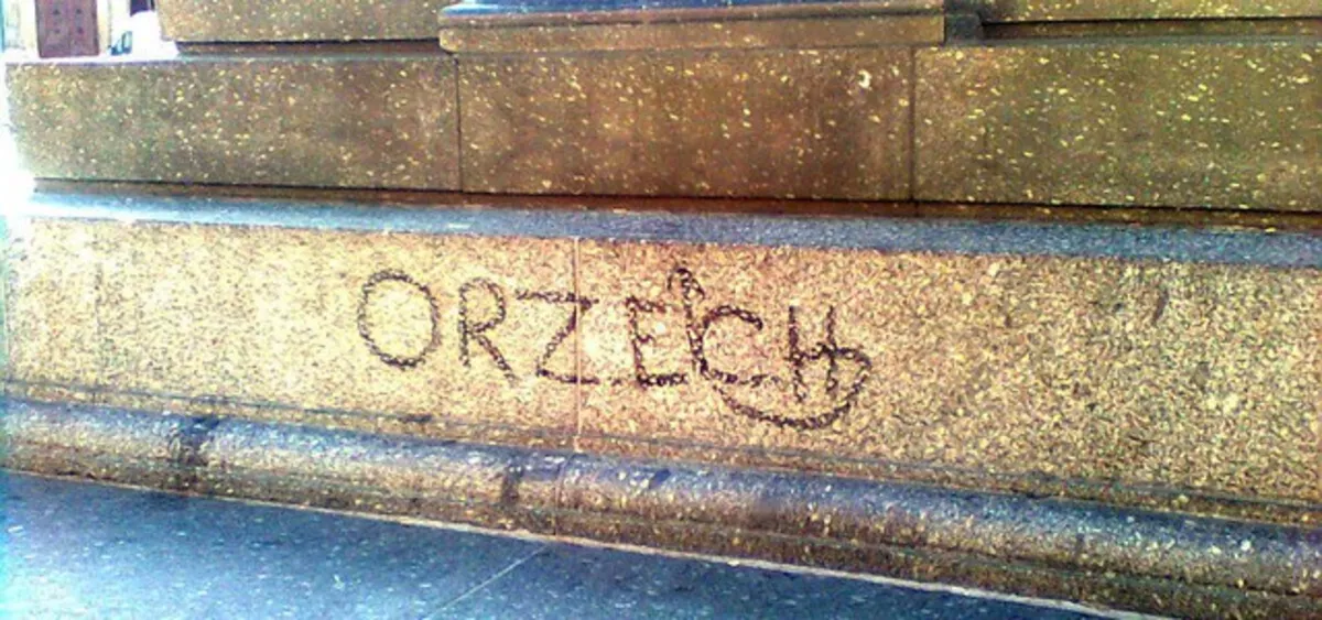 Stanie przed sądem za pomalowanie pomnika Mickiewicza