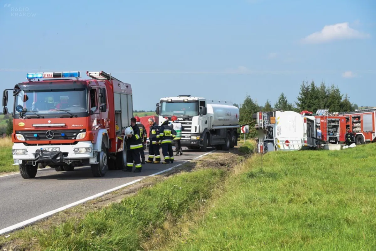 Przewrócona cysterna na drodze z Chochołowa do Cichego