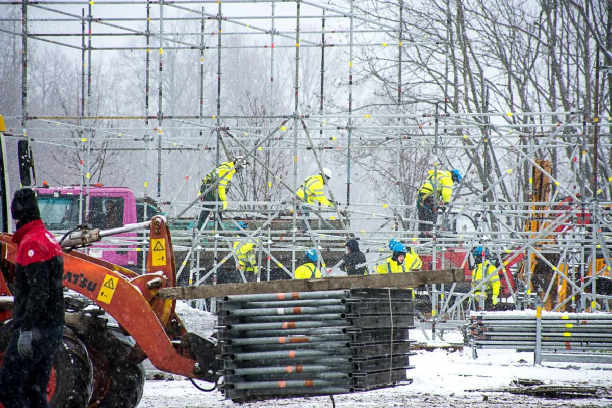 Zakopane: na Równi Krupowej trwa budowa sceny sylwestrowej. ZDJĘCIA