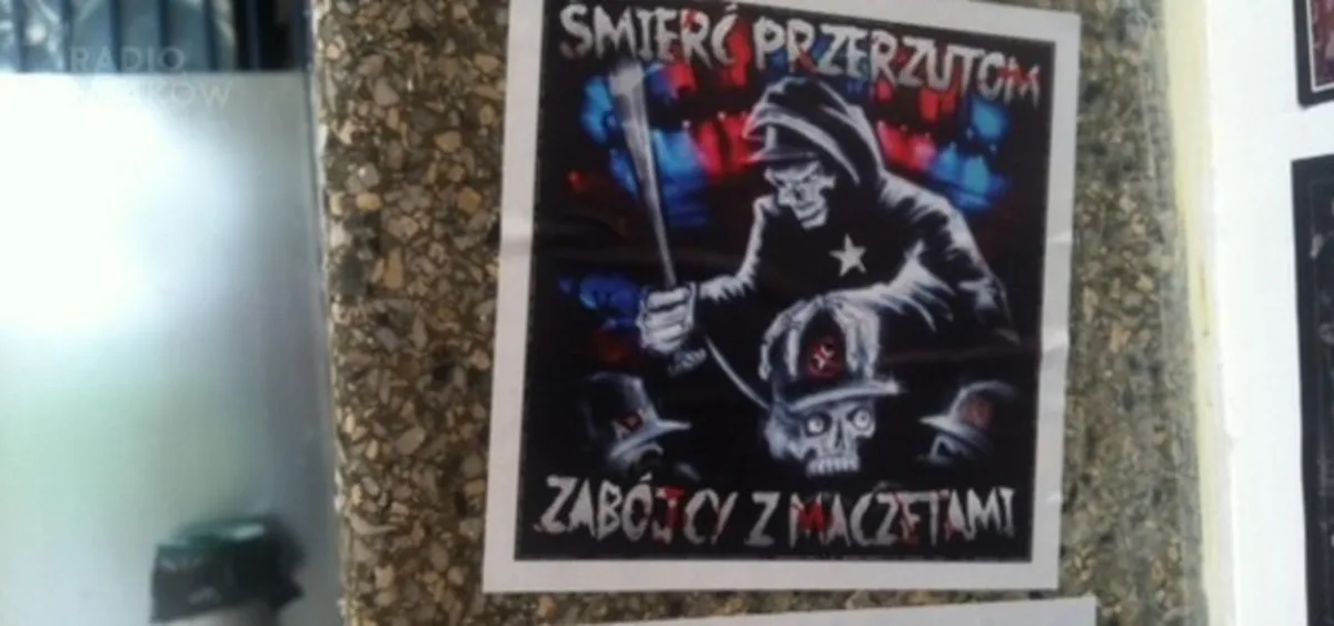 Skandaliczne wlepki nie znikają z hali Wisły