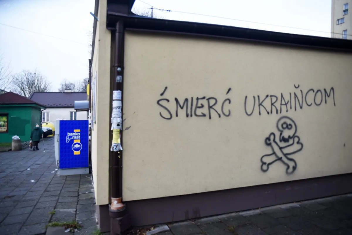 Antyukraińskie graffiti na krakowskich Azorach