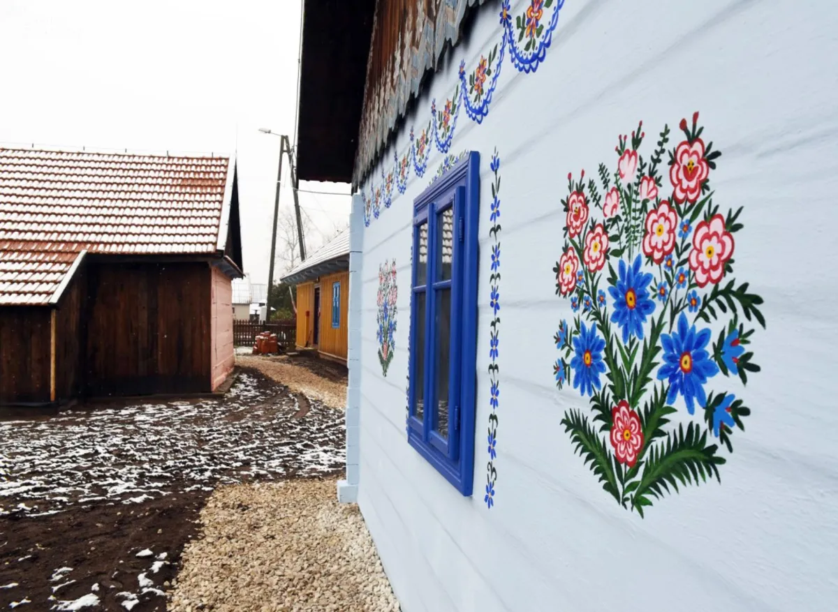 Kolejna zabytkowa chata w miniskansenie przy Zagrodzie Felicji Curyłowej w Zalipiu
