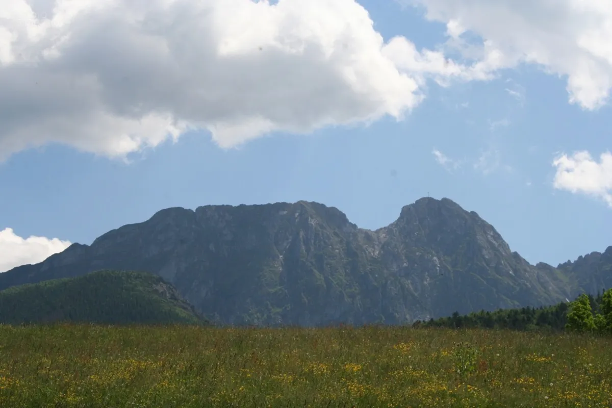 Wycieczka szkolna oszpeciła napisami szlak na Giewont