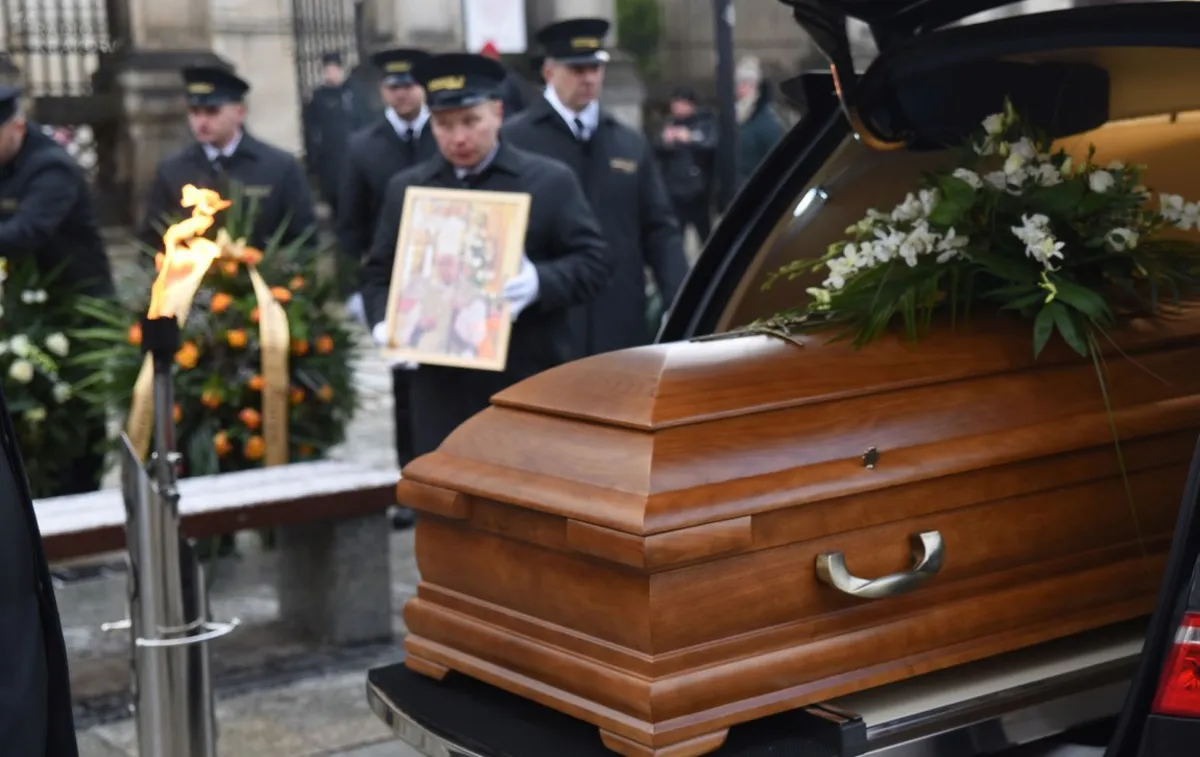 Pogrzeb biskupa Tadeusza Pieronka. Przeniesienie trumny do kościoła Piotra i Pawła