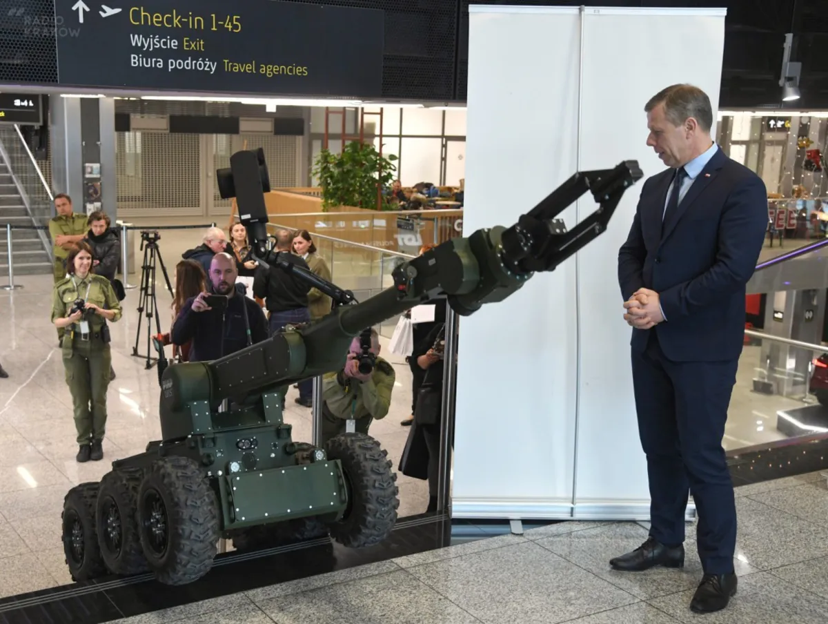  Pokaz działań pirotechnicznych Straży Granicznej na lotnisku w Krakowie-Balicach