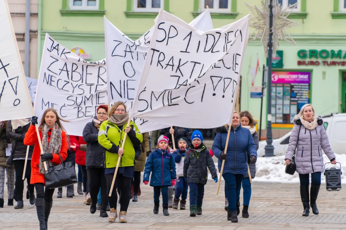 Nowy Sącz. Protest przeciw likwidacji Szkoły Podstawowej