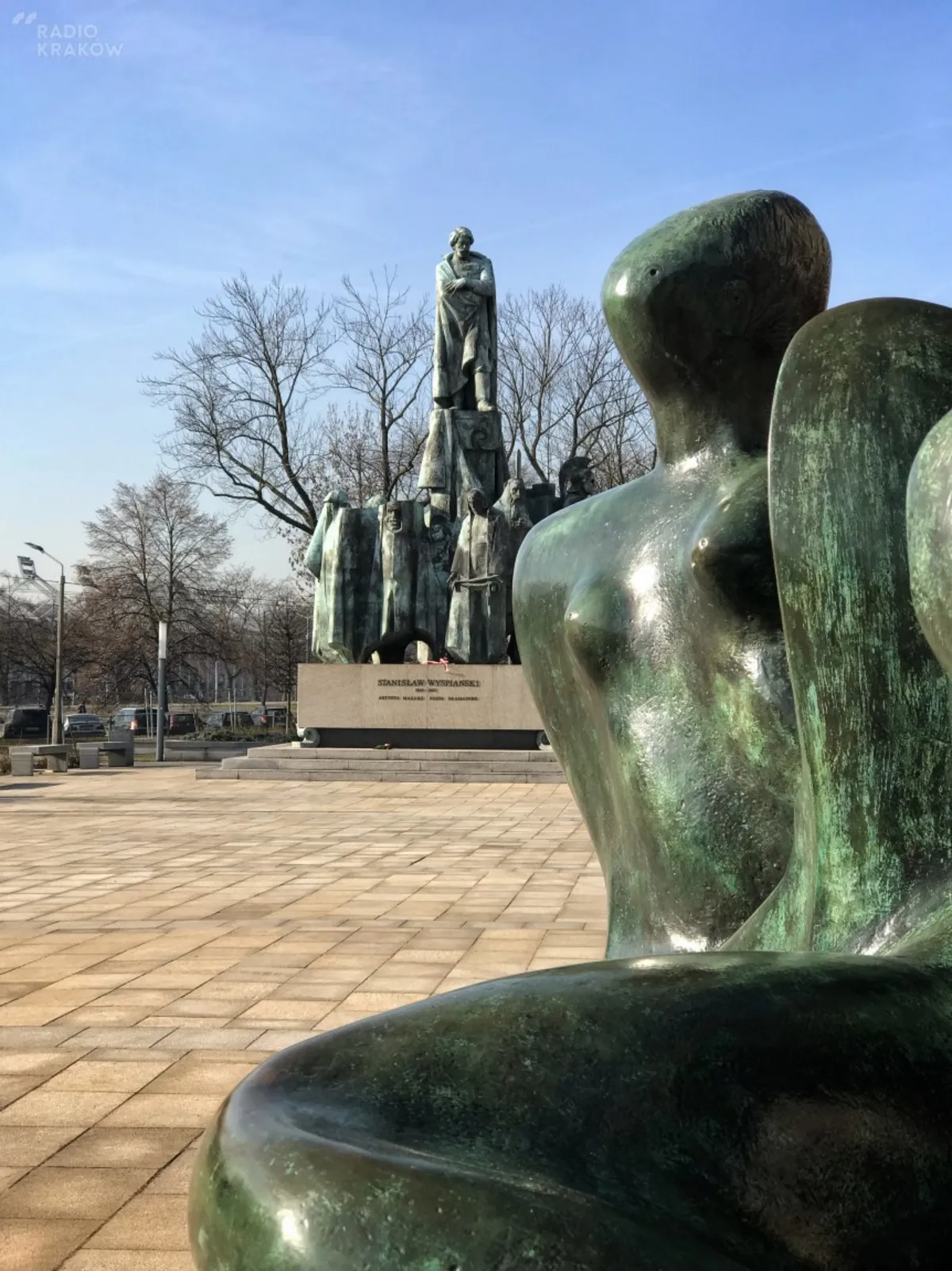 Rzeźby Henry'ego Moora przed główną siedzibą i innymi oddziałami Muzeum Narodowego