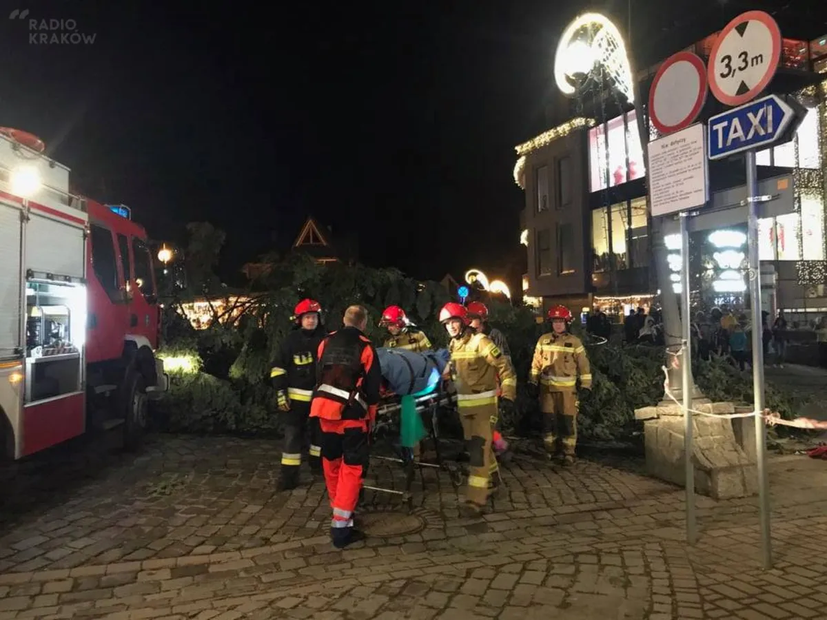 Halny przewrócił choinkę na Krupówkach. Są ranni
