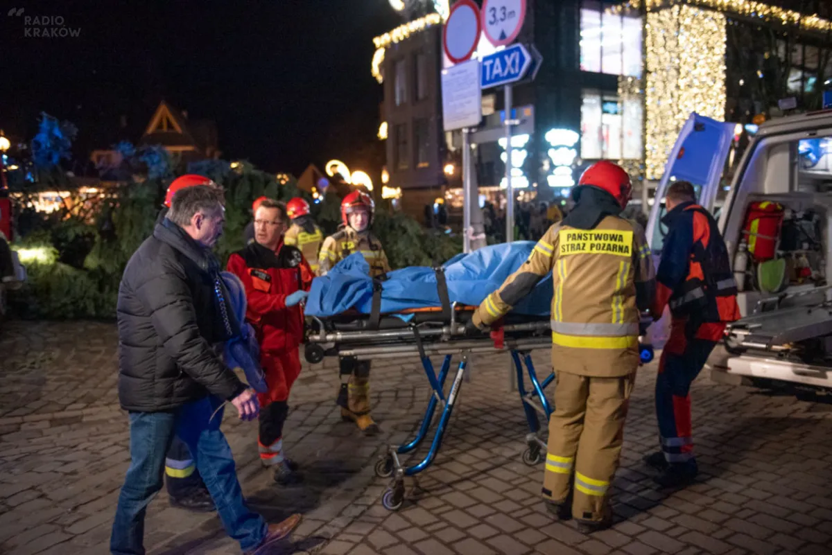 Dochodzenie po przewróceniu się choinki na Krupówkach