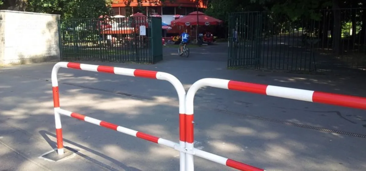 Barierki przy parku Jordana blokują wjazd dla karetek
