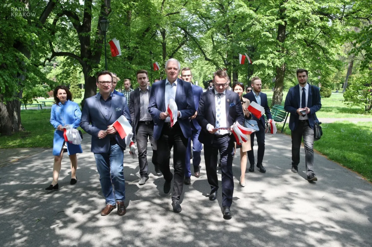 Wicepremier, minister nauki i szkolnictwa wyższego Jarosław Gowin rozdaje biało-czerwone flagi