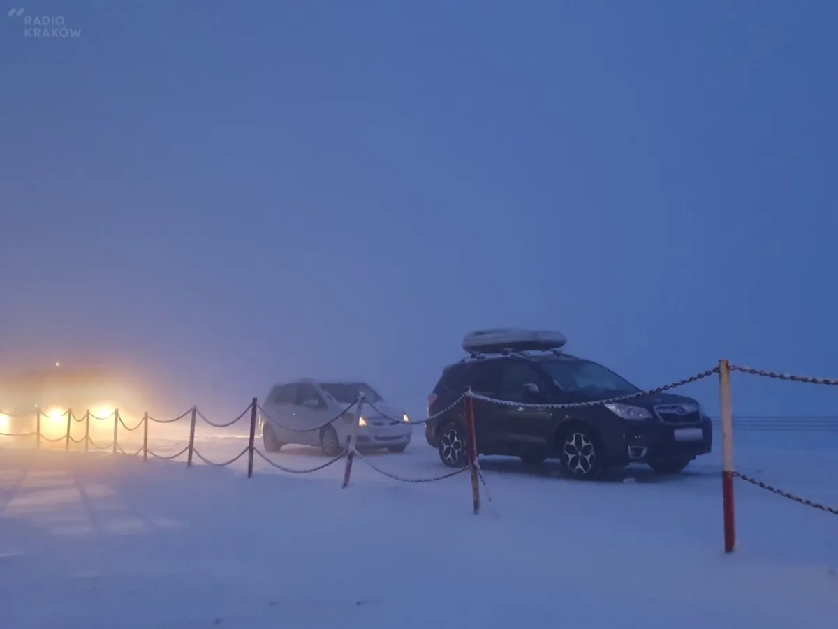 Pasażerowie koczowali na dworcu w Zakopanem. Śnieżyca sparaliżowała też ruch na kolei