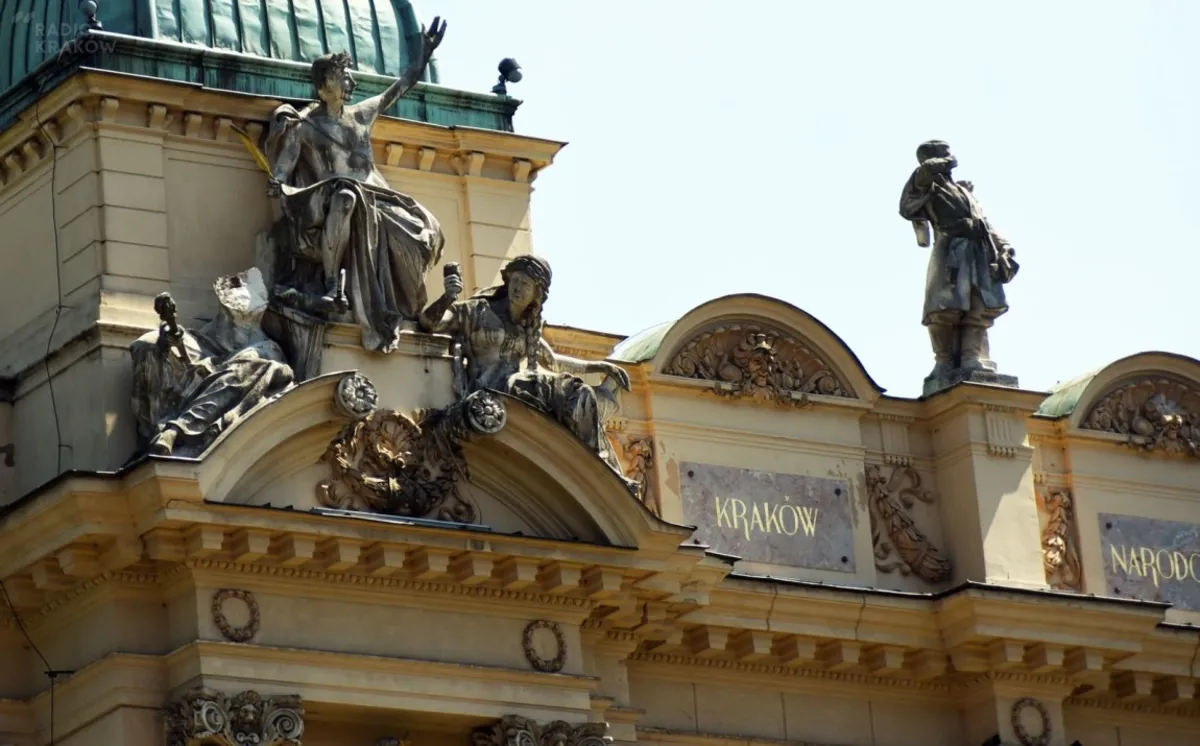 Z gmachu Teatru Słowackiego w Krakowie spadł fragment rzeźby