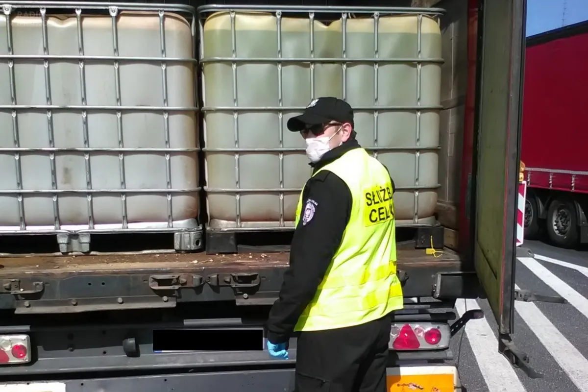 Transport 28 tys. litrów nielegalnego oleju napędowego zatrzymany w Chyżnem