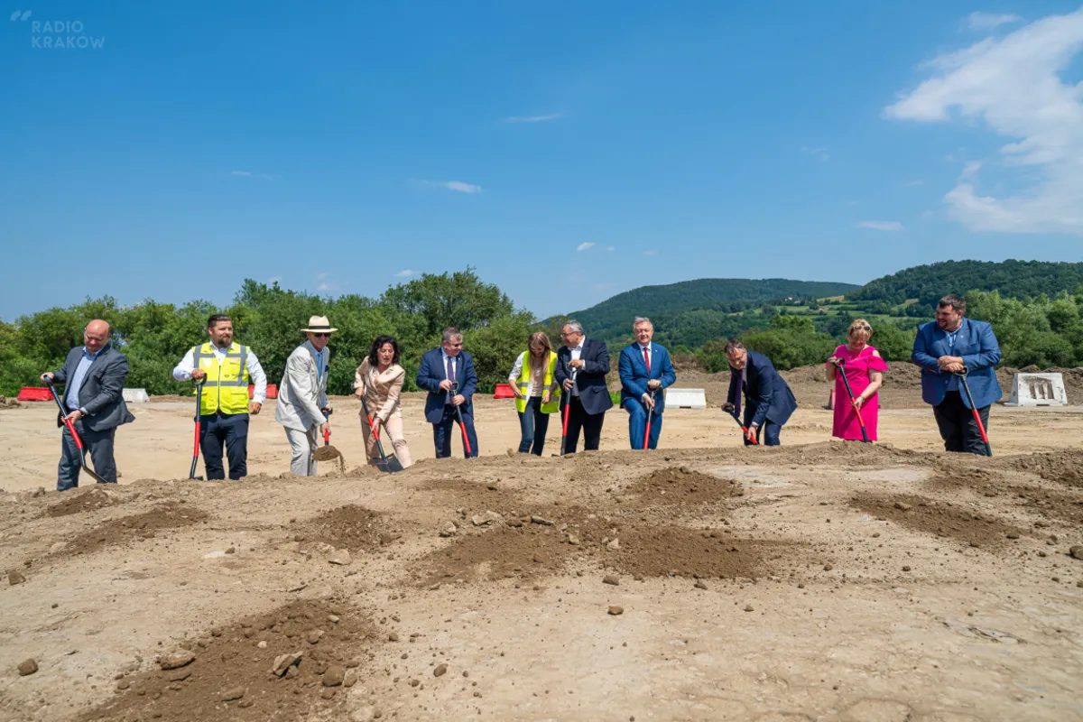 Kurów. Wbicie łopaty pod budowę nowego mostu