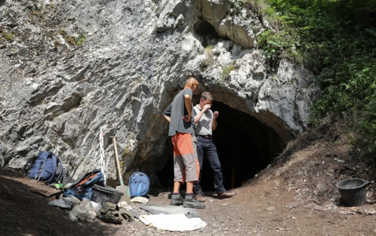 Jaskinia nad Huczawą - prace archeologiczne